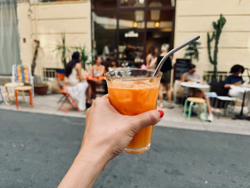 Café Zitoune et un café-cantine ensoleillé rue Mazagran à Marseille qui propose du café de spécialité, des assiettes créatives, et une terrasse colorée. (jus)