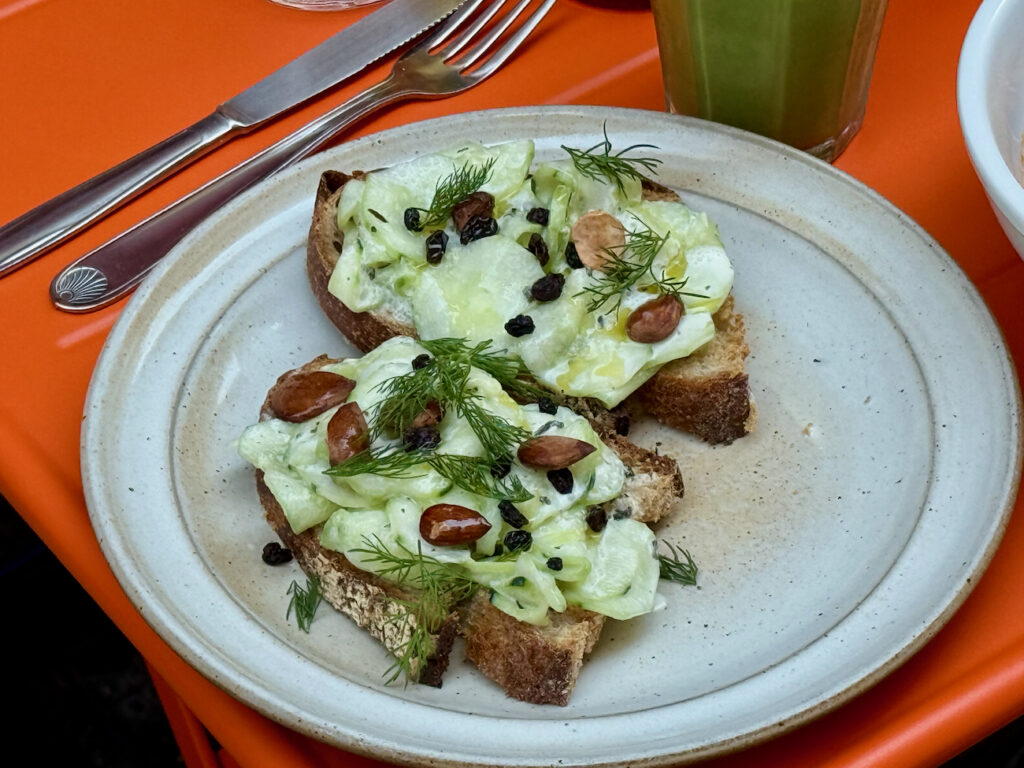 Café Zitoune et un café-cantine ensoleillé rue Mazagran à Marseille qui propose du café de spécialité, des assiettes créatives, et une terrasse colorée. (tartines)