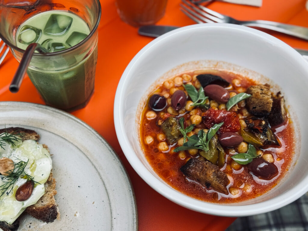 Café Zitoune et un café-cantine ensoleillé rue Mazagran à Marseille qui propose du café de spécialité, des assiettes créatives, et une terrasse colorée. (bouillon)