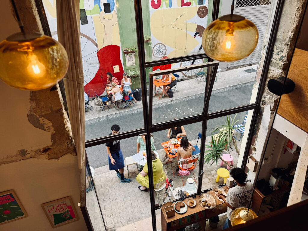 Café Zitoune et un café-cantine ensoleillé rue Mazagran à Marseille qui propose du café de spécialité, des assiettes créatives, et une terrasse colorée. (terrasse vue du haut)