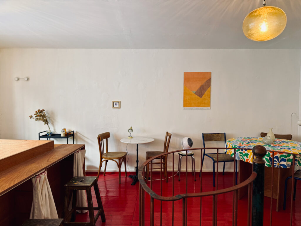 Café Zitoune et un café-cantine ensoleillé rue Mazagran à Marseille qui propose du café de spécialité, des assiettes créatives, et une terrasse colorée. (mezzanine bis)