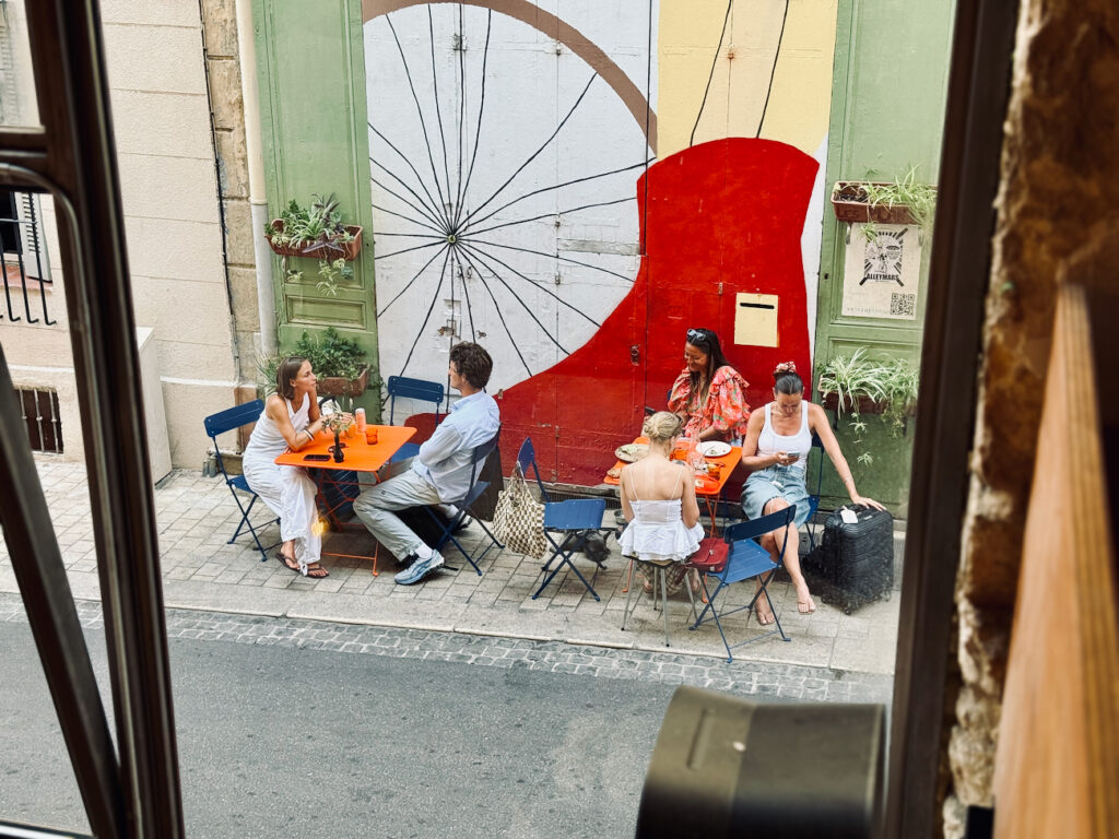 Café Zitoune et un café-cantine ensoleillé rue Mazagran à Marseille qui propose du café de spécialité, des assiettes créatives, et une terrasse colorée. (terrasse)