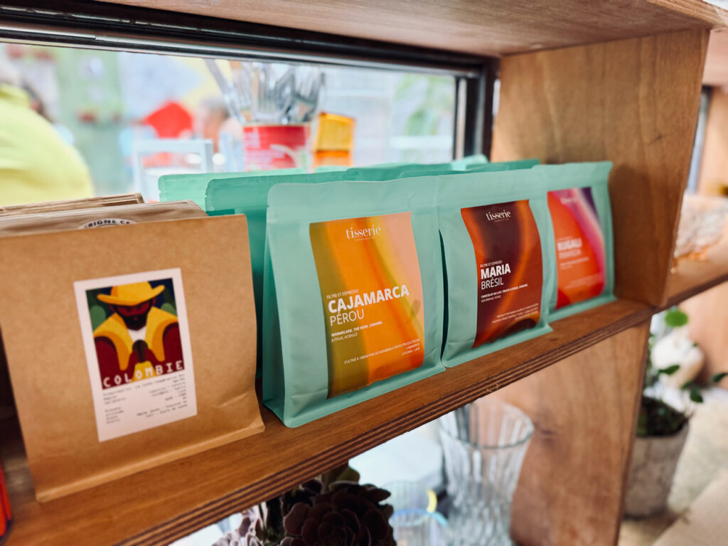 Café Zitoune et un café-cantine ensoleillé rue Mazagran à Marseille qui propose du café de spécialité, des assiettes créatives, et une terrasse colorée. (café de spécialité)