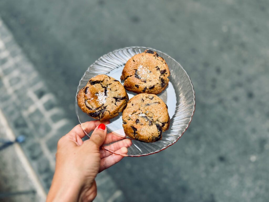 Café Zitoune et un café-cantine ensoleillé rue Mazagran à Marseille qui propose du café de spécialité, des assiettes créatives, et une terrasse colorée. (cookies)