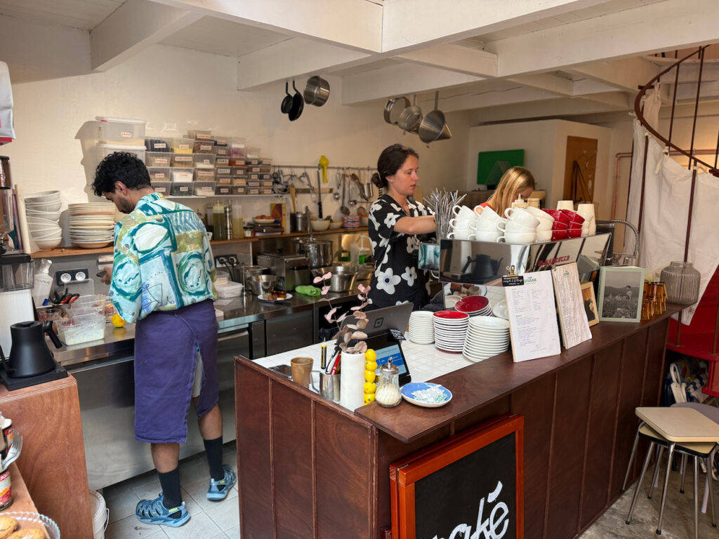 Café Zitoune et un café-cantine ensoleillé rue Mazagran à Marseille qui propose du café de spécialité, des assiettes créatives, et une terrasse colorée. (comptoire bis)