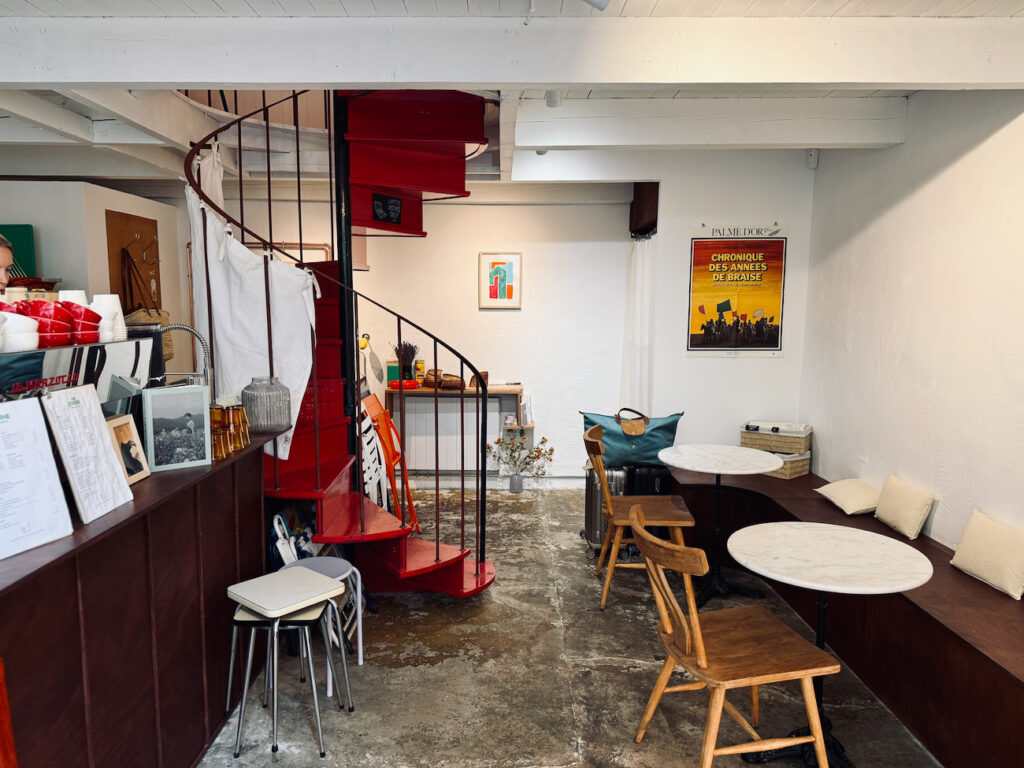 Café Zitoune et un café-cantine ensoleillé rue Mazagran à Marseille qui propose du café de spécialité, des assiettes créatives, et une terrasse colorée. (déco)