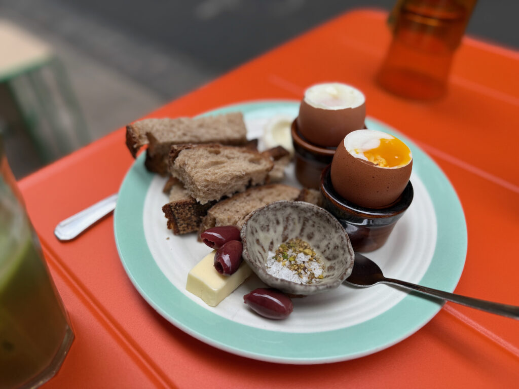 Café Zitoune et un café-cantine ensoleillé rue Mazagran à Marseille qui propose du café de spécialité, des assiettes créatives, et une terrasse colorée. (oeuf à la coque)
