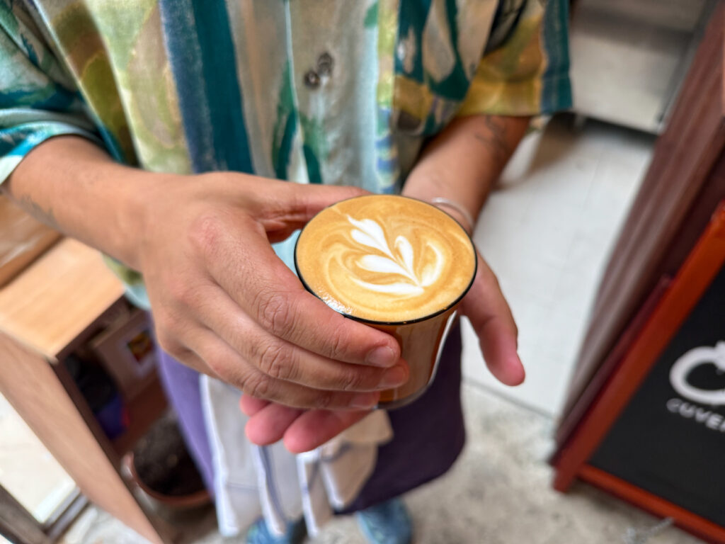 Café Zitoune et un café-cantine ensoleillé rue Mazagran à Marseille qui propose du café de spécialité, des assiettes créatives, et une terrasse colorée. (café)