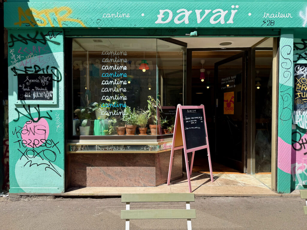 Davaï est une cantine responsable et chaleureuse située entre le Cours Julien et la plaine à Marseille. Elle propose une petite carte aux prix très attractifs. (façade)
