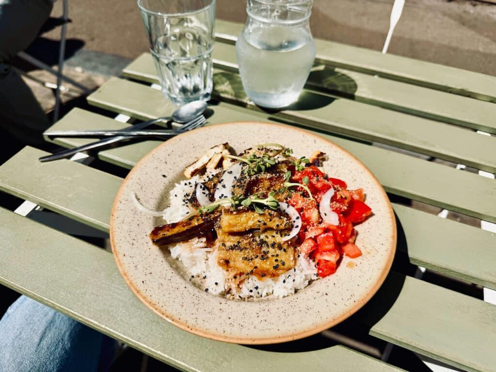 Davaï est une cantine responsable et chaleureuse située entre le Cours Julien et la plaine à Marseille. Elle propose une petite carte aux prix très attractifs. (plat)