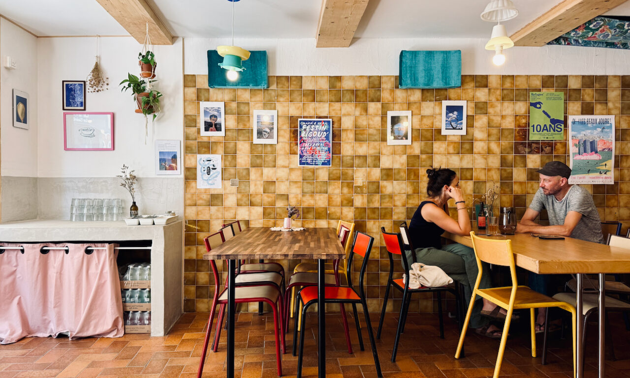 Davaï est une cantine responsable et chaleureuse située entre le Cours Julien et la plaine à Marseille. Elle propose une petite carte aux prix très attractifs. (salle)