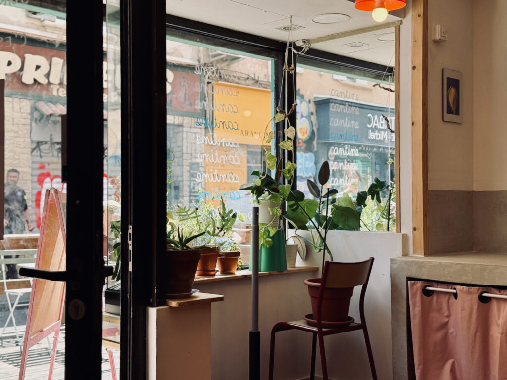 Davaï est une cantine responsable et chaleureuse située entre le Cours Julien et la plaine à Marseille. Elle propose une petite carte aux prix très attractifs. (vitrine)