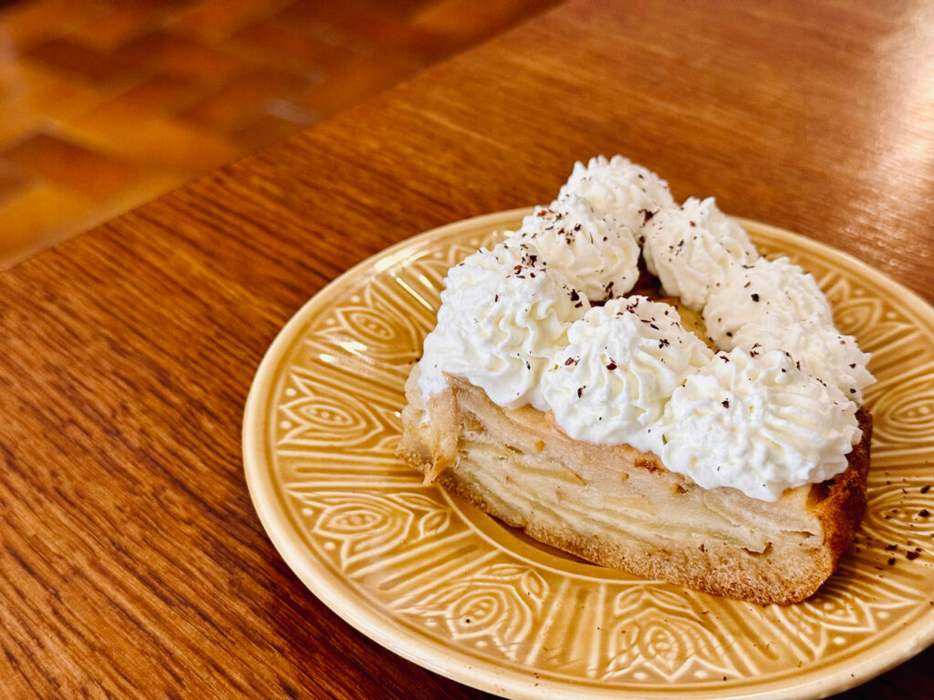 Davaï est une cantine responsable et chaleureuse située entre le Cours Julien et la plaine à Marseille. Elle propose une petite carte aux prix très attractifs. (dessert)