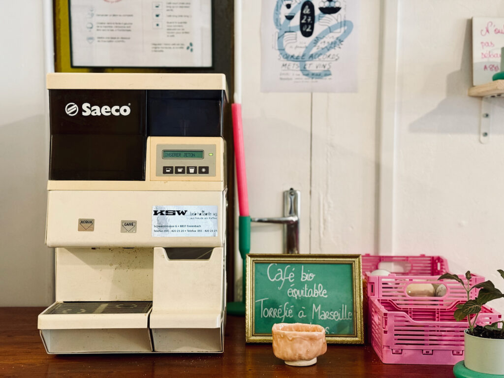Davaï est une cantine responsable et chaleureuse située entre le Cours Julien et la plaine à Marseille. Elle propose une petite carte aux prix très attractifs. (machine à café)