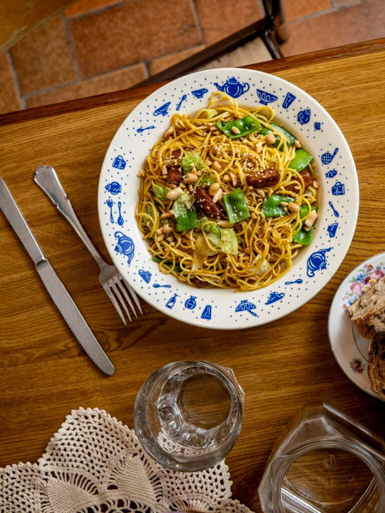 Davaï est une cantine responsable et chaleureuse située entre le Cours Julien et la plaine à Marseille. Elle propose une petite carte aux prix très attractifs. (plat deux)