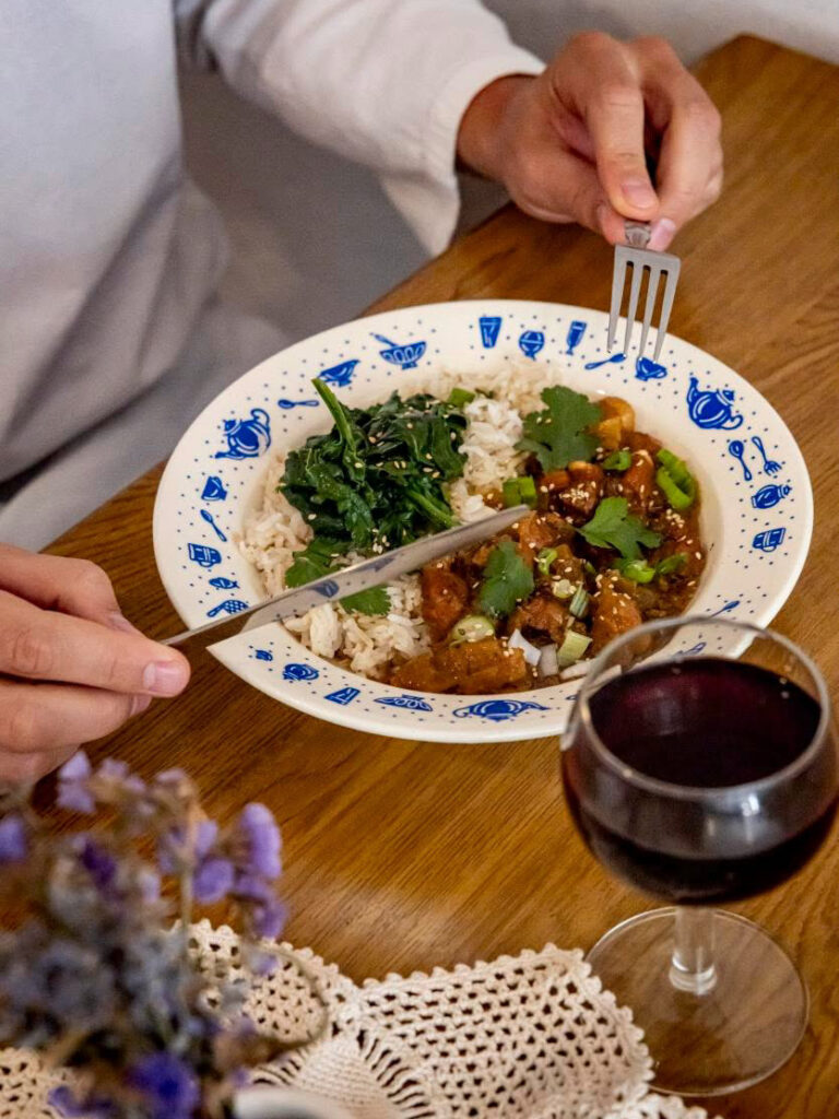 Davaï est une cantine responsable et chaleureuse située entre le Cours Julien et la plaine à Marseille. Elle propose une petite carte aux prix très attractifs. (plat un)