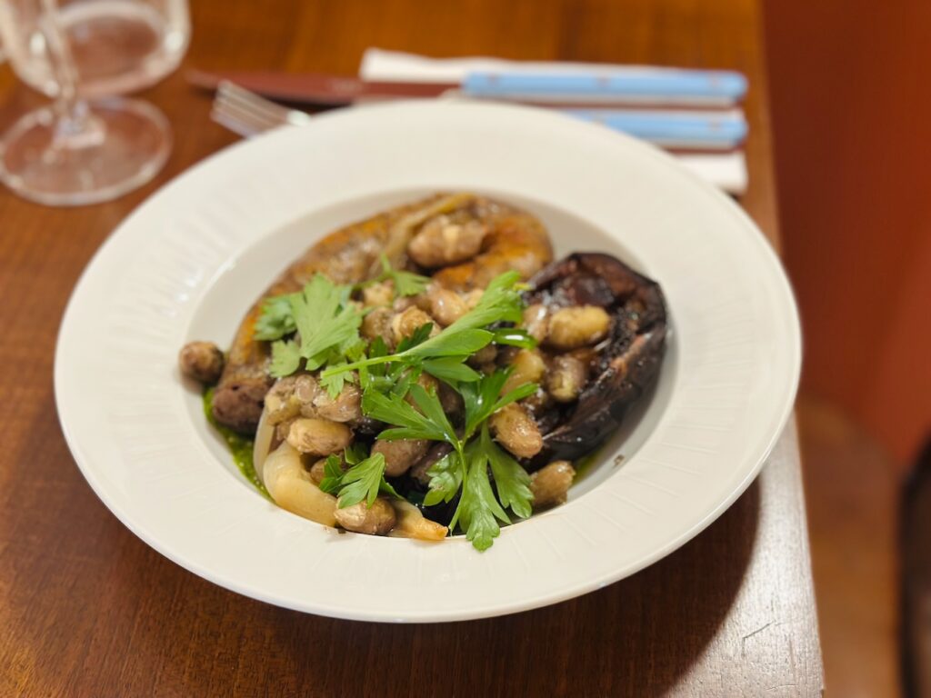 Situé dans quartier Longchamp à Marseille, Îlot Central est un café, restaurant et boutique qui propose des produits d'épicerie et un corner objets et éditions (plat)