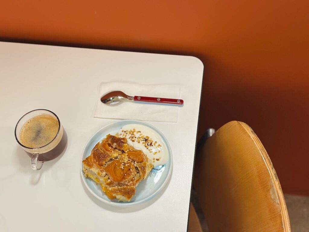 Situé dans quartier Longchamp à Marseille, Îlot Central est un café, restaurant et boutique qui propose des produits d'épicerie et un corner objets et éditions (dessert)