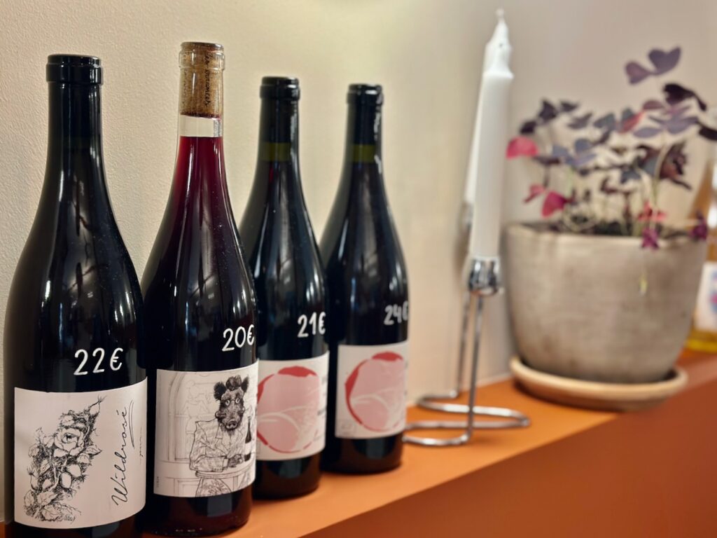 Situé dans quartier Longchamp à Marseille, Îlot Central est un café, restaurant et boutique qui propose des produits d'épicerie et un corner objets et éditions (vins natures)