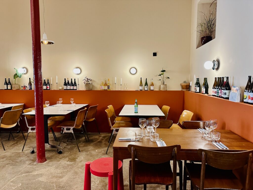 Situé dans quartier Longchamp à Marseille, Îlot Central est un café, restaurant et boutique qui propose des produits d'épicerie et un corner objets et éditions (table vintage)