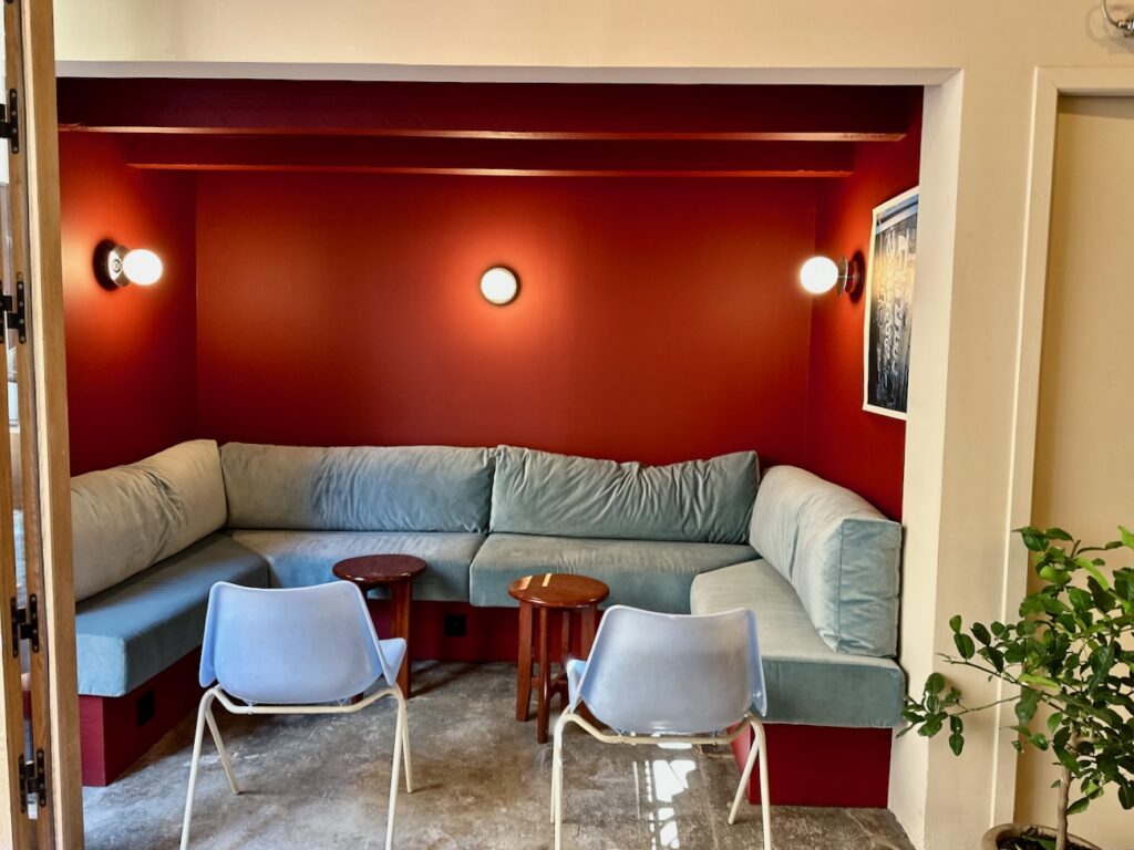 Situé dans quartier Longchamp à Marseille, Îlot Central est un café, restaurant et boutique qui propose des produits d'épicerie et un corner objets et éditions. (salon)