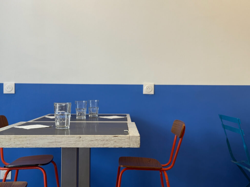 Kazdal est une sandwicherie qui propose des compositions à base de recettes typiques du Maroc. En formule, ils s’accompagnent de frites maison. Kazdal est une sandwicherie qui propose des compositions à base de recettes typiques du Maroc. En formule, ils s’accompagnent de frites maison. (table close up)