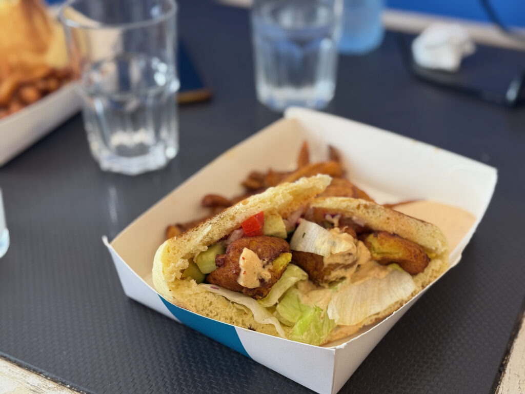 Kazdal est une sandwicherie qui propose des compositions à base de recettes typiques du Maroc. En formule, ils s’accompagnent de frites maison. (pomme de terre)