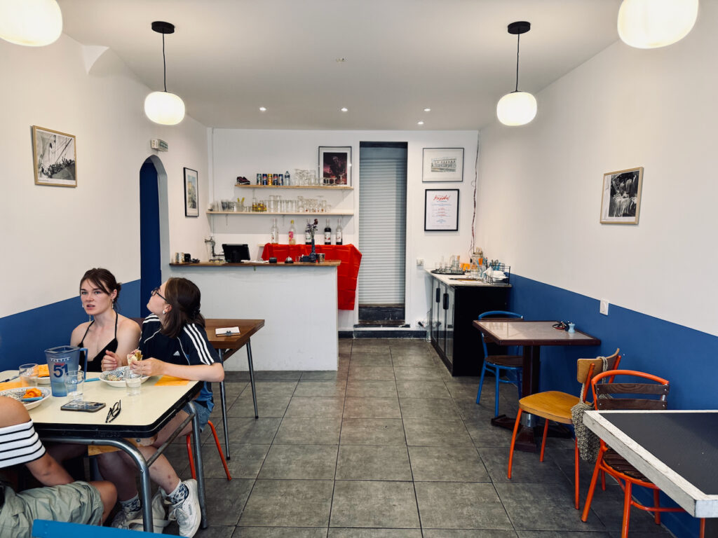 Kazdal est une sandwicherie qui propose des compositions à base de recettes typiques du Maroc. En formule, ils s’accompagnent de frites maison. (salle)