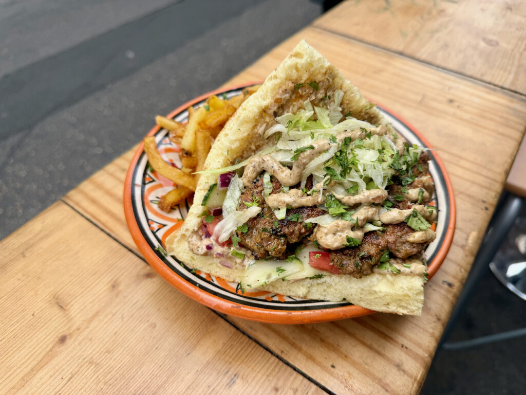 Kazdal est une sandwicherie qui propose des compositions à base de recettes typiques du Maroc. En formule, ils s’accompagnent de frites maison. (kefta)