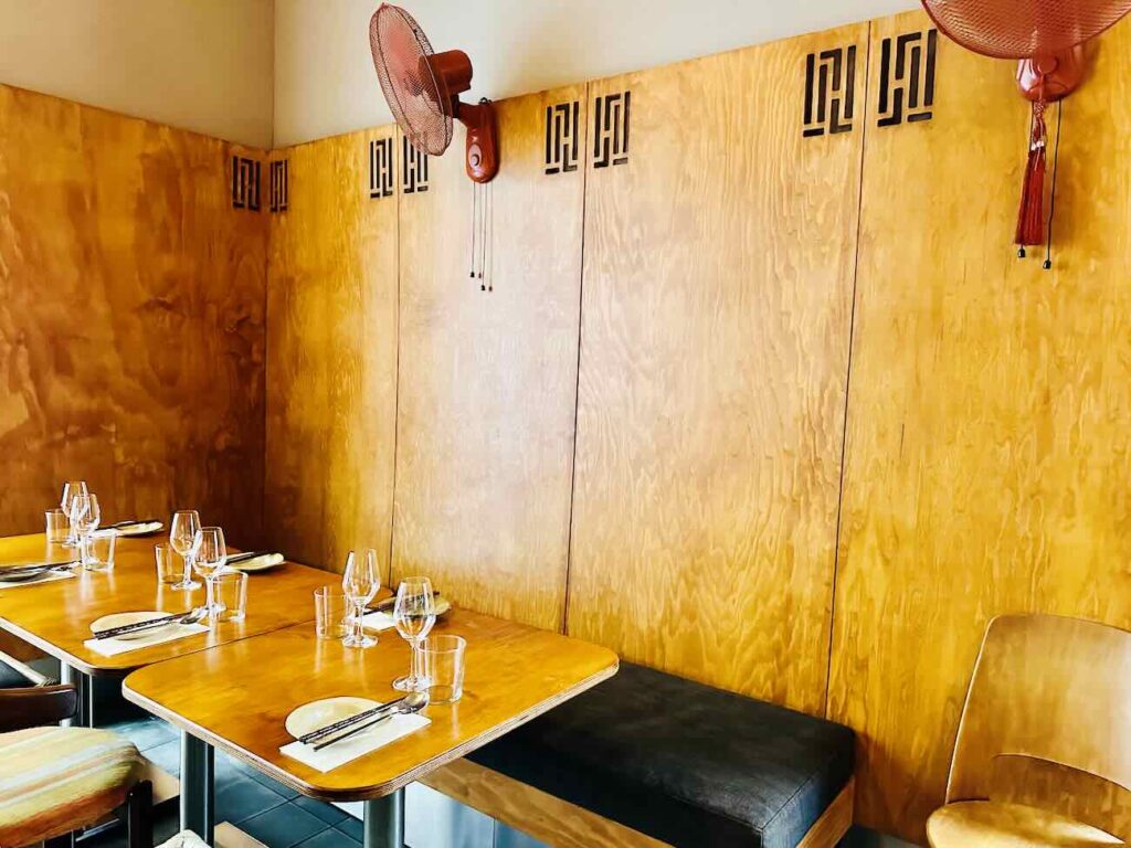 Le Consolat est un bistrot asiatique à Marseille installé dans le quartier Longchamp à Marseille. la cuisine est assurée par un duo de cheffes (déco bois)