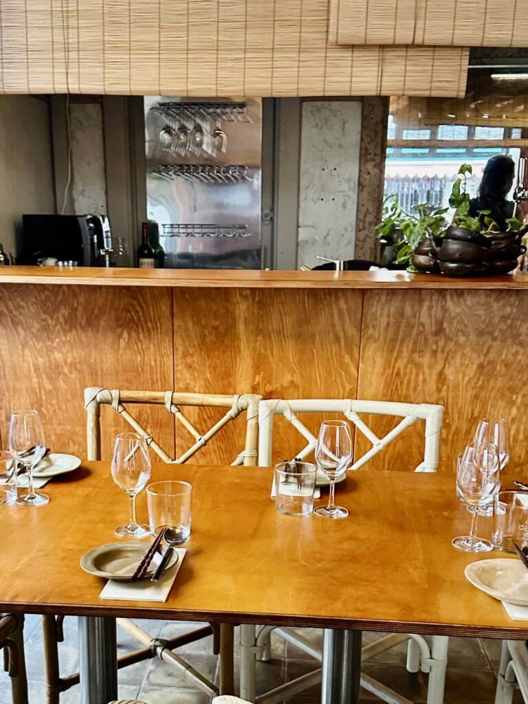 Le Consolat est un bistrot asiatique à Marseille installé dans le quartier Longchamp à Marseille. la cuisine est assurée par un duo de cheffes (table)