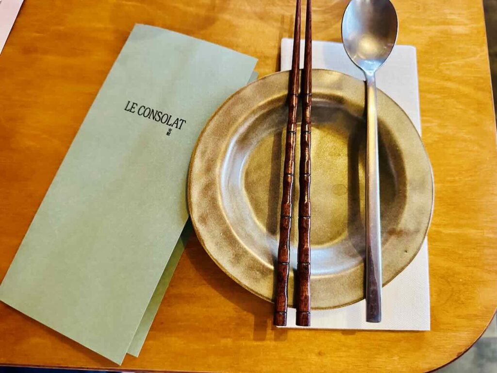 Le Consolat est un bistrot asiatique à Marseille installé dans le quartier Longchamp à Marseille. la cuisine est assurée par un duo de cheffes (couverts)