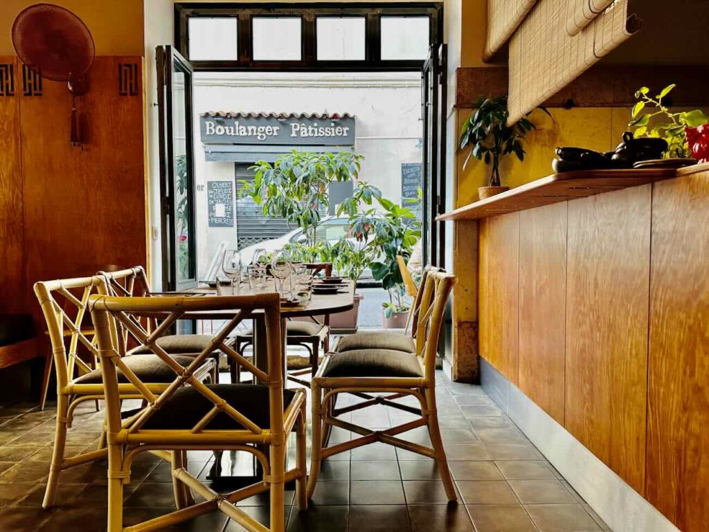 Le Consolat est un bistrot asiatique à Marseille installé dans le quartier Longchamp à Marseille. la cuisine est assurée par un duo de cheffes (salle à manger)