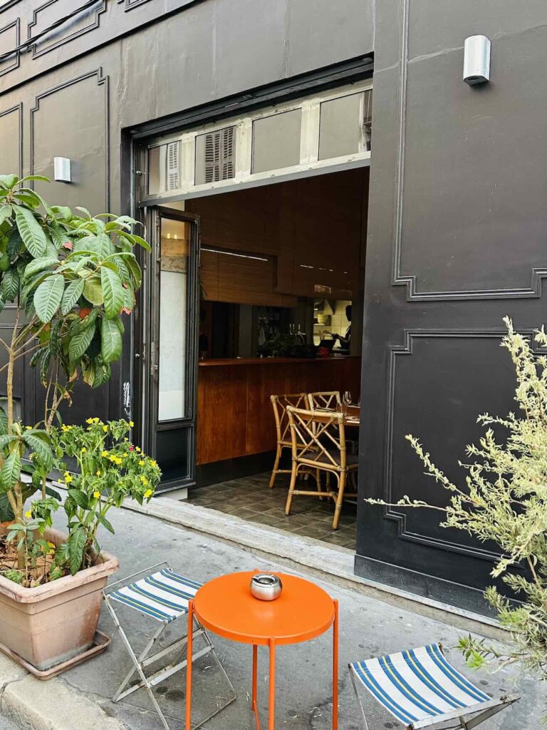 Le Consolat est un bistrot asiatique à Marseille installé dans le quartier Longchamp à Marseille. la cuisine est assurée par un duo de cheffes (devanture)