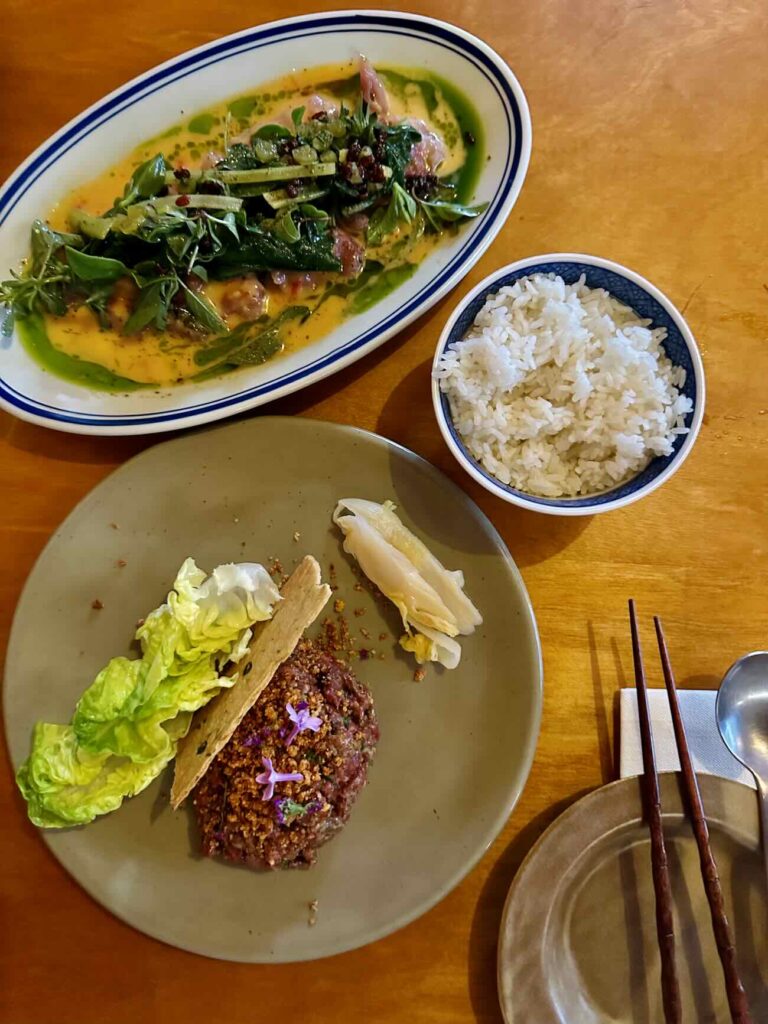 Le Consolat est un bistrot asiatique à Marseille installé dans le quartier Longchamp à Marseille. la cuisine est assurée par un duo de cheffes (tartare)