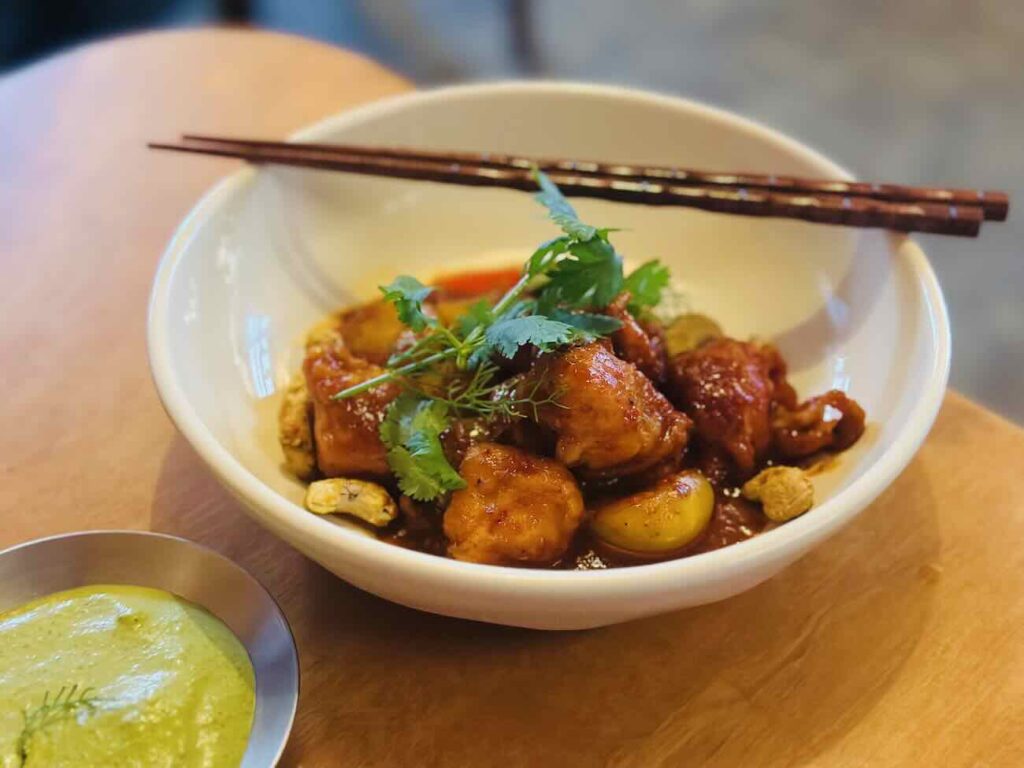 Le Consolat est un bistrot asiatique à Marseille installé dans le quartier Longchamp à Marseille. la cuisine est assurée par un duo de cheffes (plats)