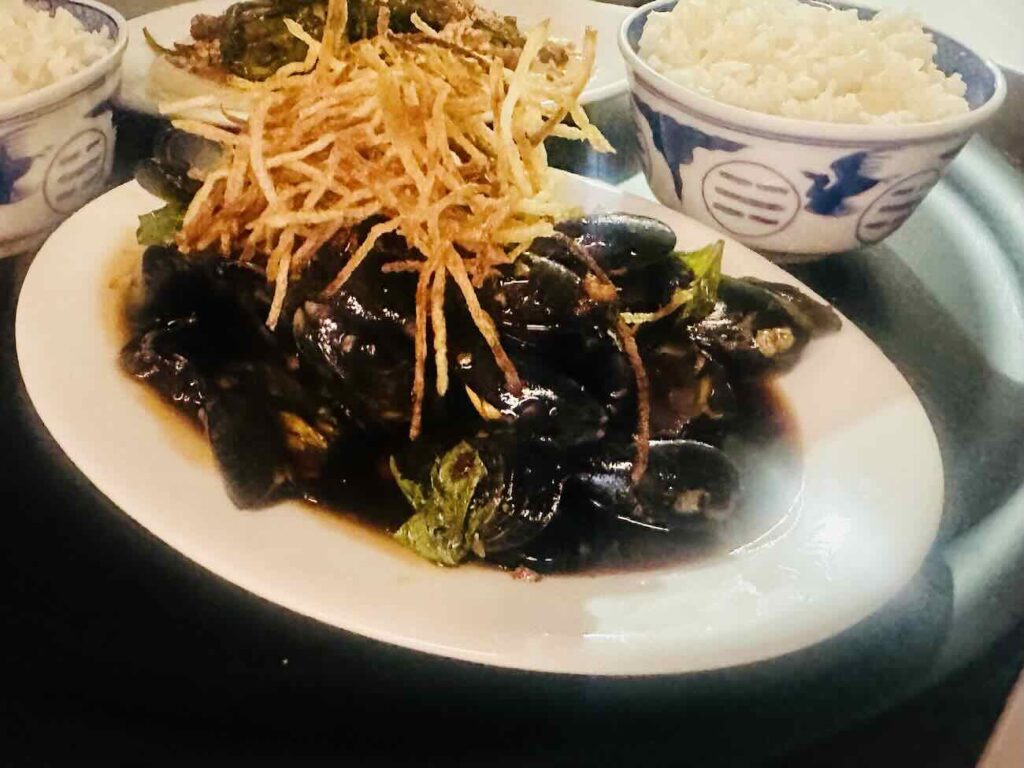 Le Consolat est un bistrot asiatique à Marseille installé dans le quartier Longchamp à Marseille. la cuisine est assurée par un duo de cheffes (moules)