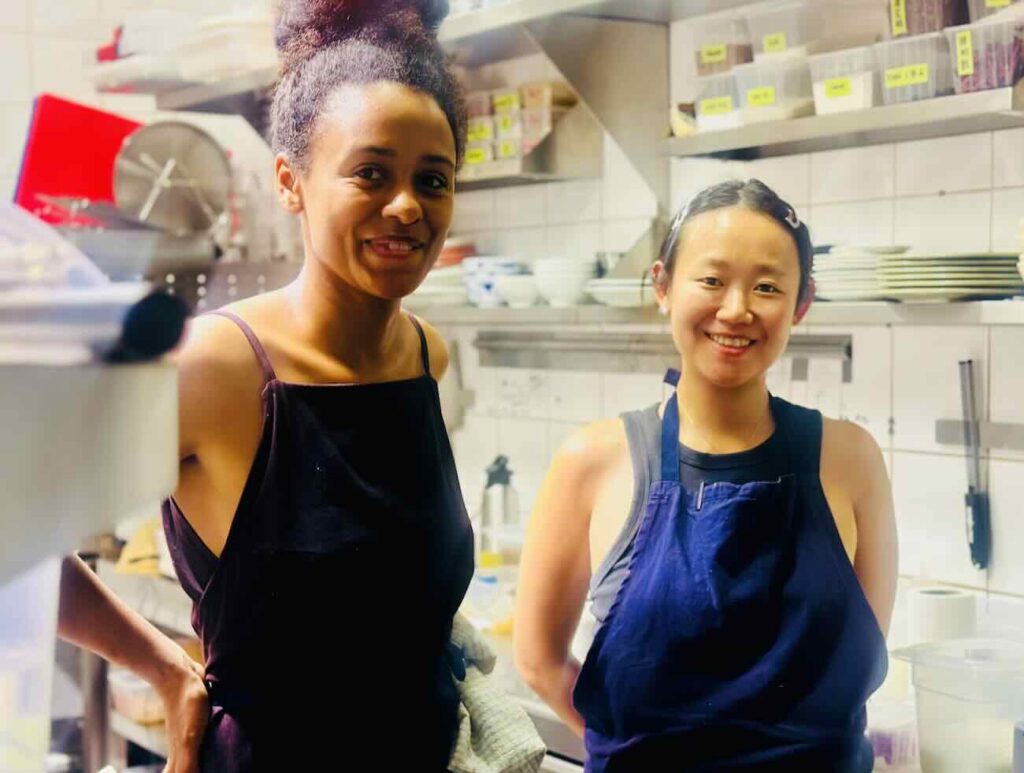 Le Consolat est un bistrot asiatique à Marseille installé dans le quartier Longchamp à Marseille. la cuisine est assurée par un duo de cheffes (Mina Kandé et Wenwen)