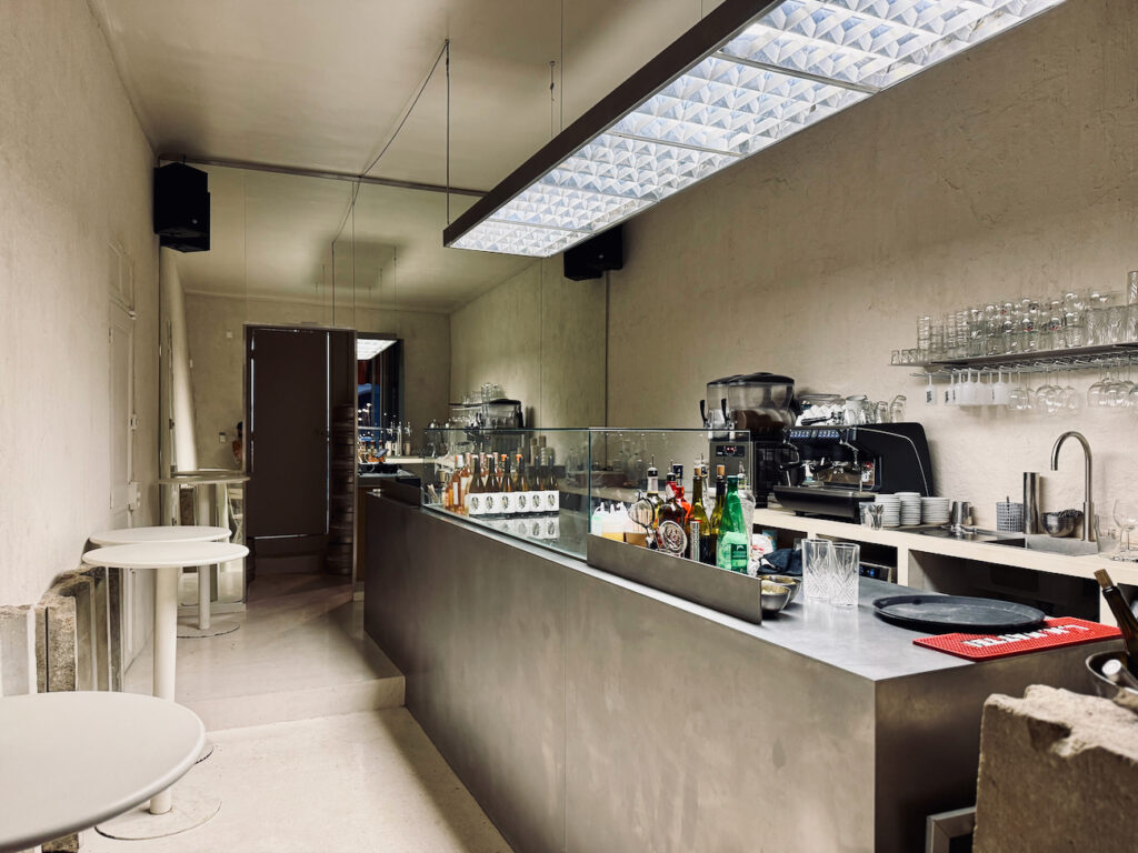 Pigment est un bar solaire situé sur la Corniche à Marseille qui propose une terrasse perchée avec vue mer, mezzés créatifs signés Savta et cocktails givrés. (bar)