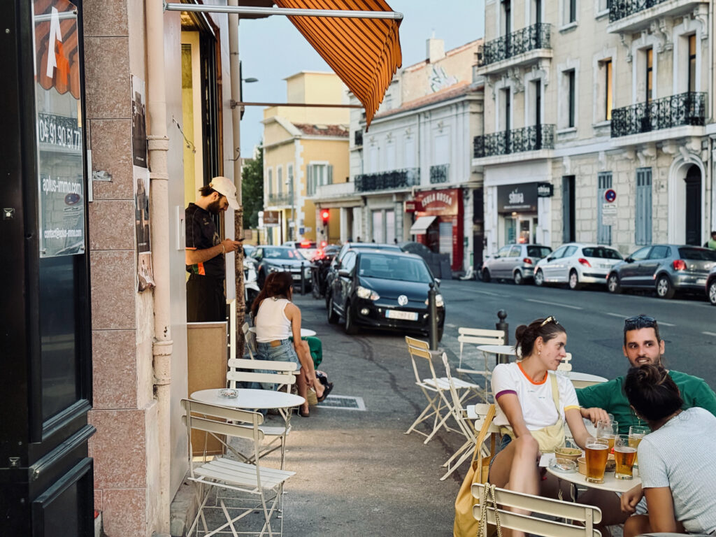 Pigment est un bar solaire situé sur la Corniche à Marseille qui propose une terrasse perchée avec vue mer, mezzés créatifs signés Savta et cocktails givrés. (terrasse)