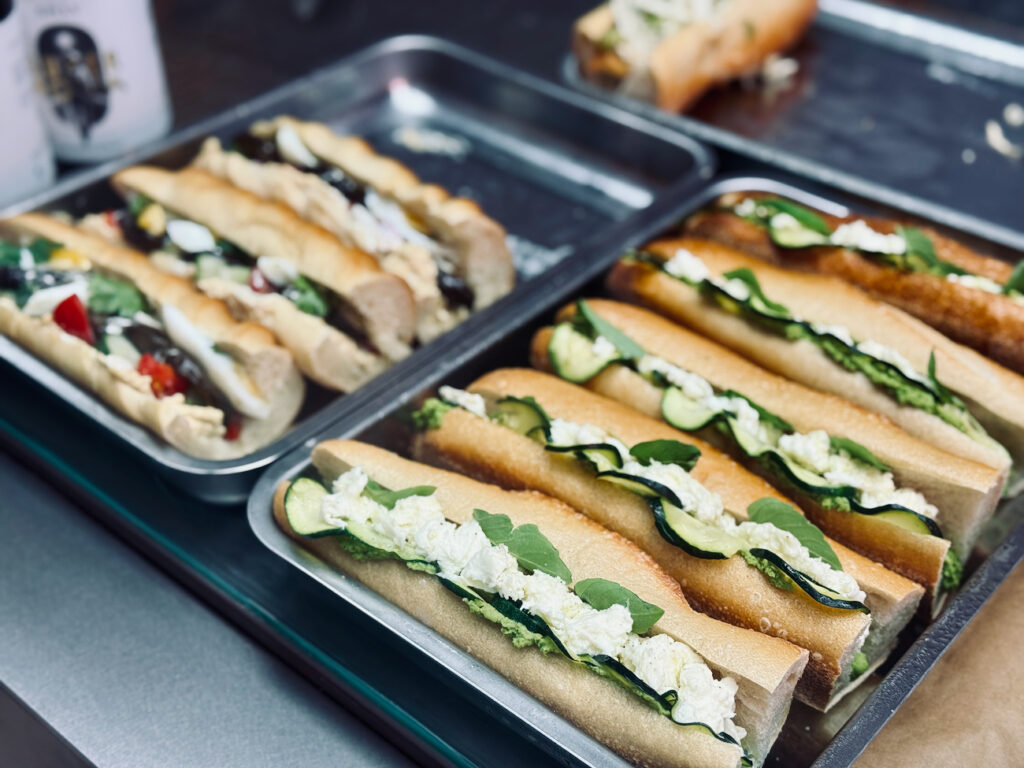 Pigment est un bar solaire situé sur la Corniche à Marseille qui propose une terrasse perchée avec vue mer, mezzés créatifs signés Savta et cocktails givrés. (sandwich bis))