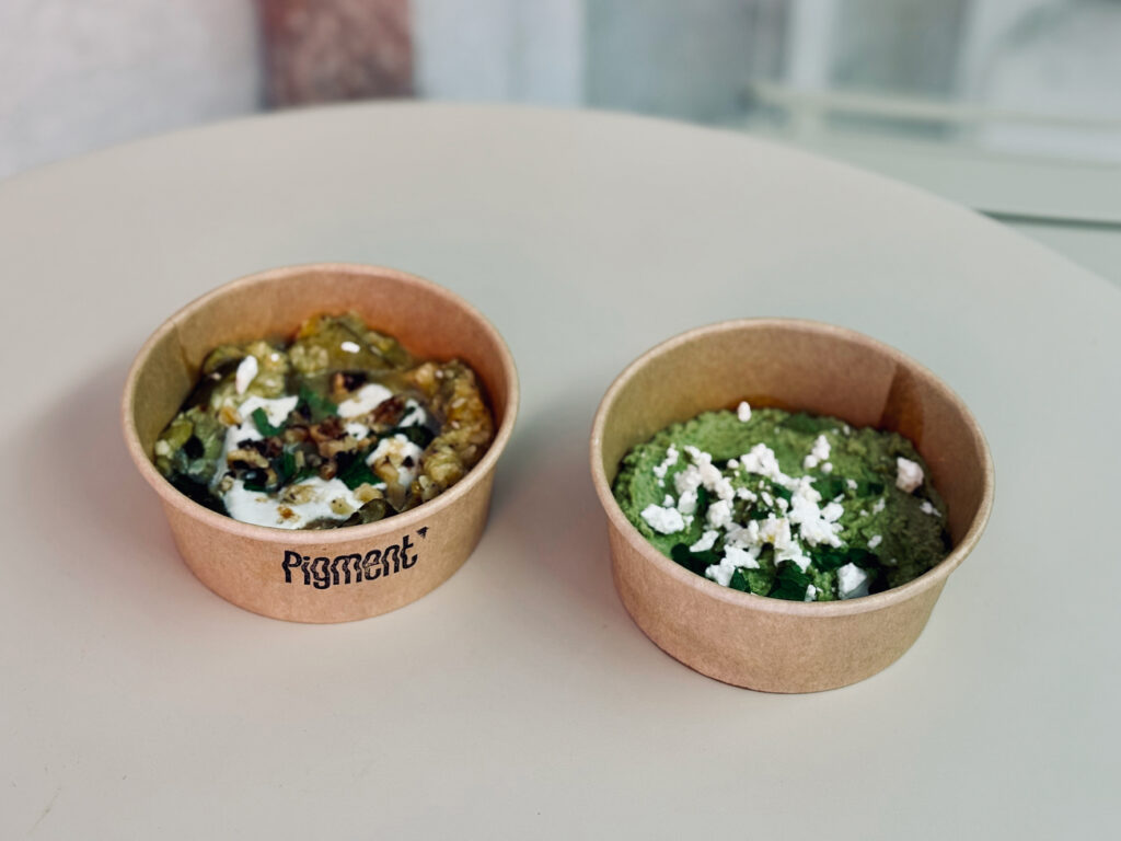 Pigment est un bar solaire situé sur la Corniche à Marseille qui propose une terrasse perchée avec vue mer, mezzés créatifs signés Savta et cocktails givrés. (houmous)