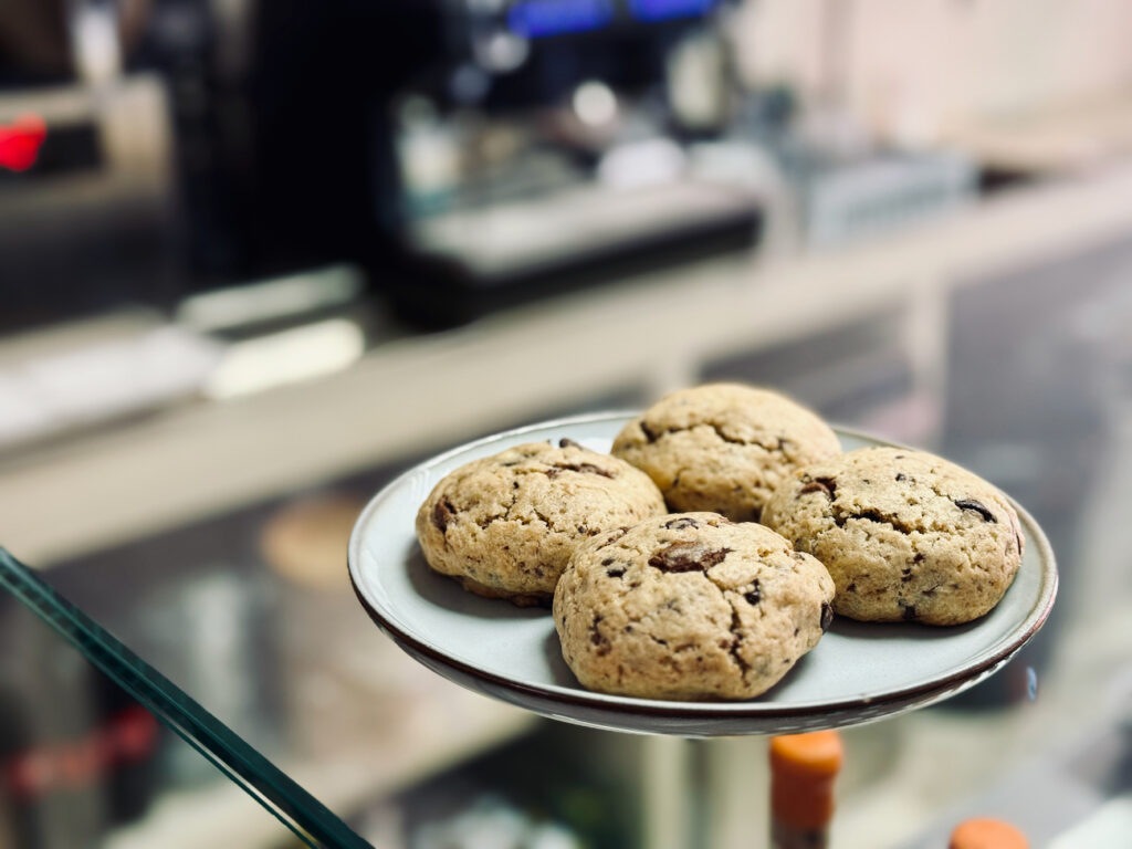 Pigment est un bar solaire situé sur la Corniche à Marseille qui propose une terrasse perchée avec vue mer, mezzés créatifs signés Savta et cocktails givrés. (cookies)