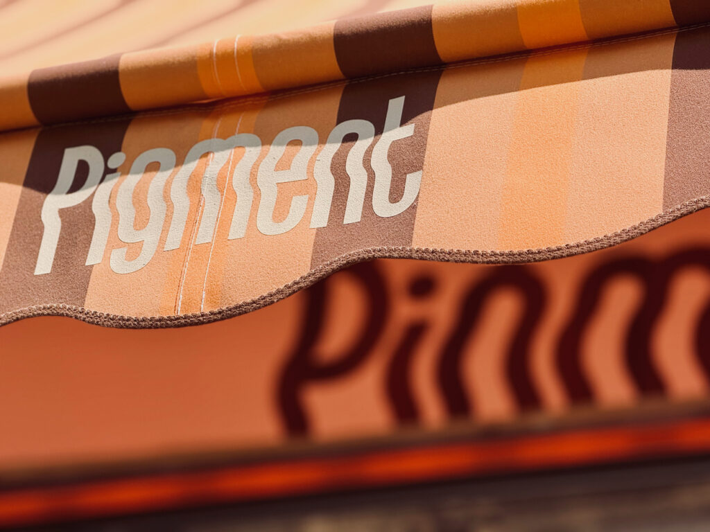 Pigment est un bar solaire situé sur la Corniche à Marseille qui propose une terrasse perchée avec vue mer, mezzés créatifs signés Savta et cocktails givrés. (auvent)