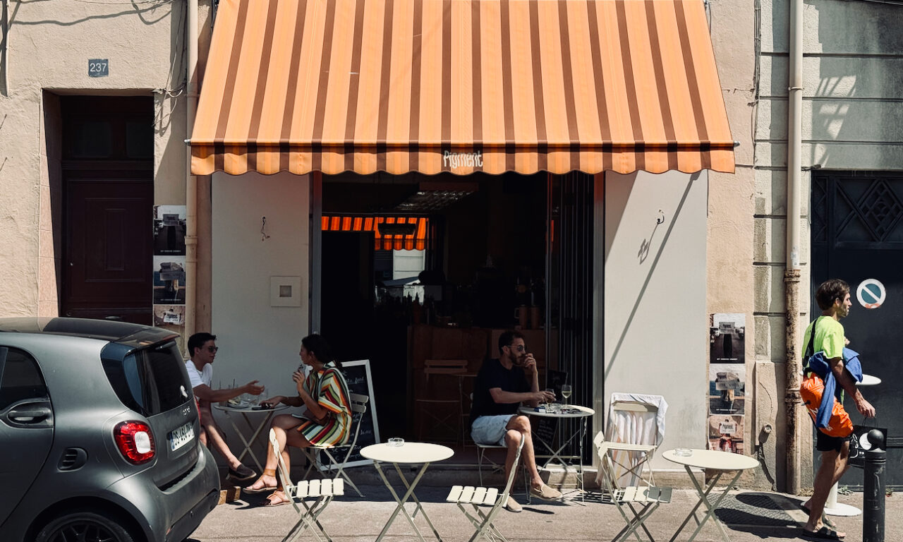 Pigment est un bar solaire situé sur la Corniche à Marseille qui propose une terrasse perchée avec vue mer, mezzés créatifs signés Savta et cocktails givrés. (façade)