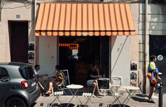 Pigment est un bar solaire situé sur la Corniche à Marseille  qui propose une terrasse perchée avec vue mer, mezzés créatifs signés Savta et cocktails givrés. (façade)