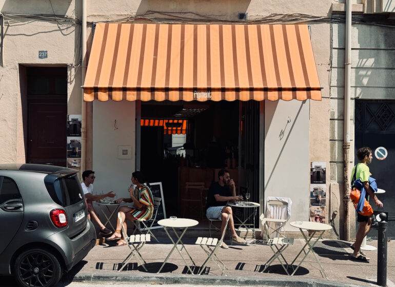Pigment est un bar solaire situé sur la Corniche à Marseille  qui propose une terrasse perchée avec vue mer, mezzés créatifs signés Savta et cocktails givrés. (façade)