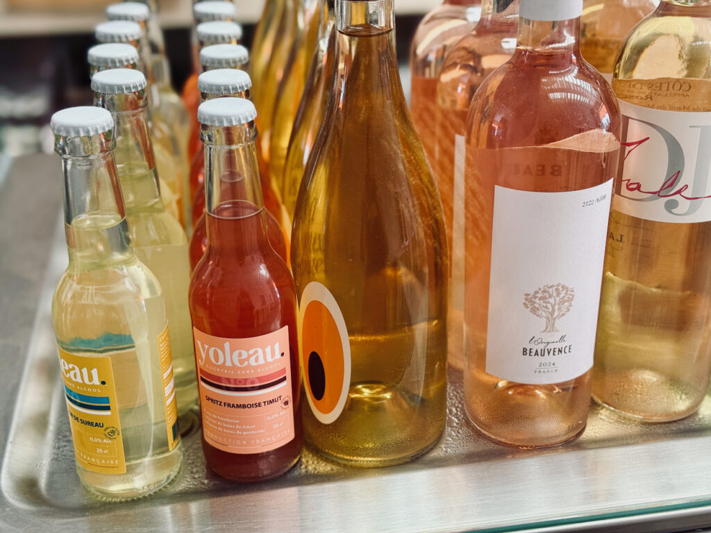 Pigment est un bar solaire situé sur la Corniche à Marseille qui propose une terrasse perchée avec vue mer, mezzés créatifs signés Savta et cocktails givrés. (vins et soft)