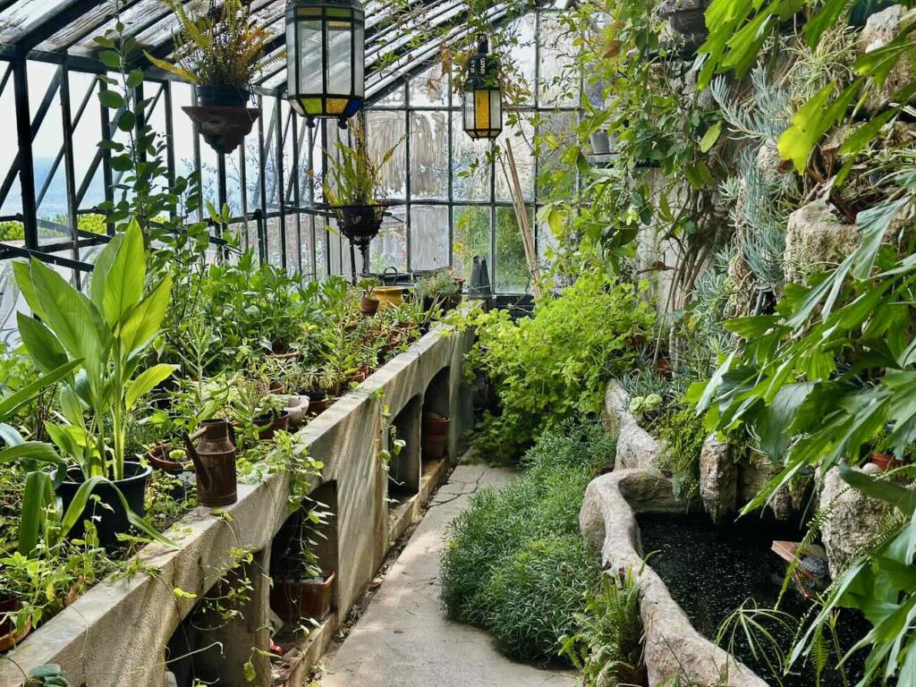 Villa Santa Lucia : Jardin botanique et décors de rocailles à Marseille (serre)