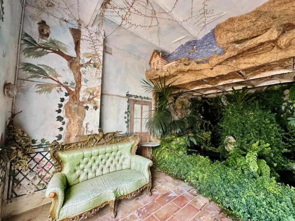 Villa Santa Lucia : Jardin botanique et décors de rocailles à Marseille (grotte)